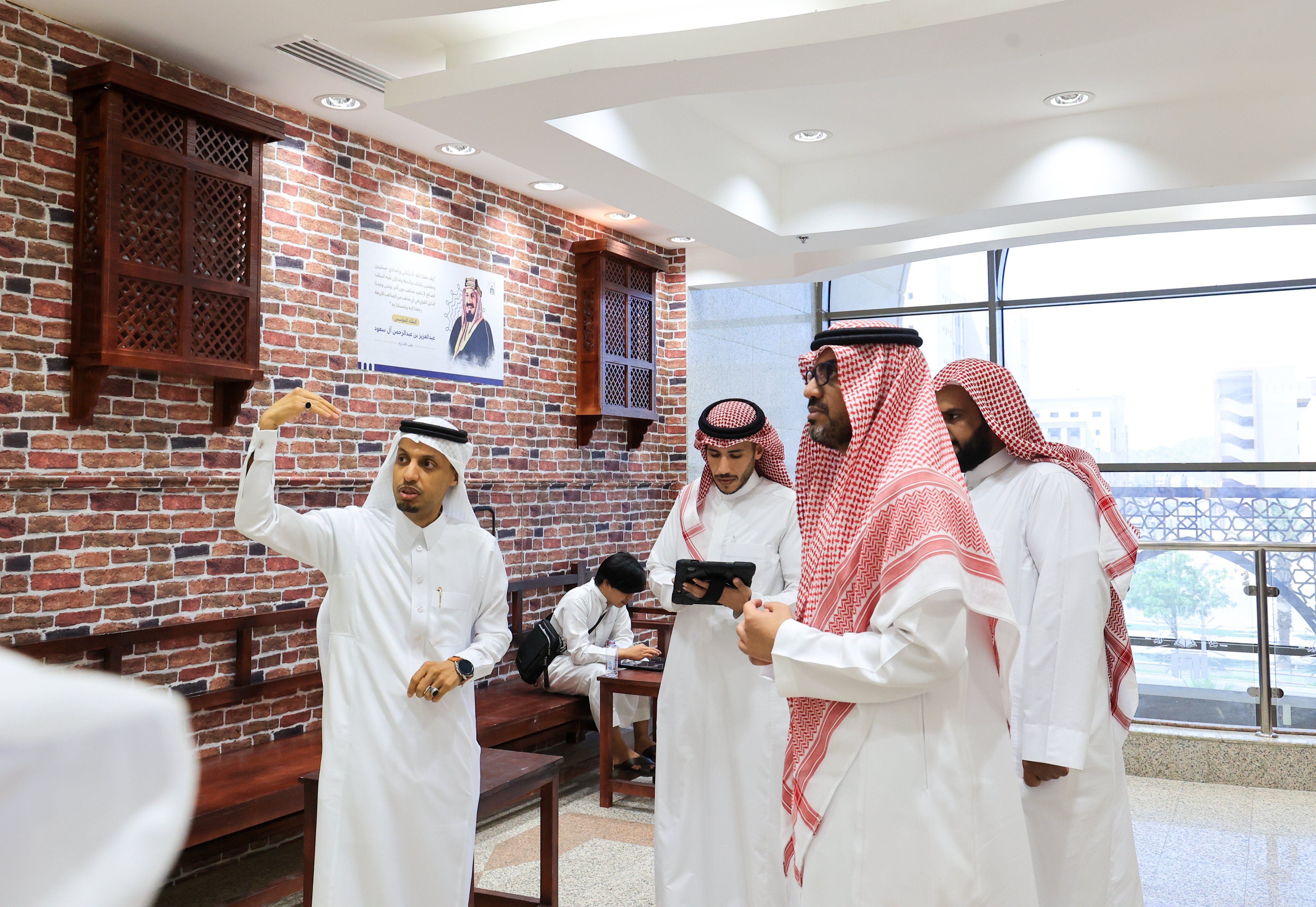 رئيس الجامعة الإسلامية يقوم بجولة تفقدية على مشروع "القاعات الدراسية الذكية "